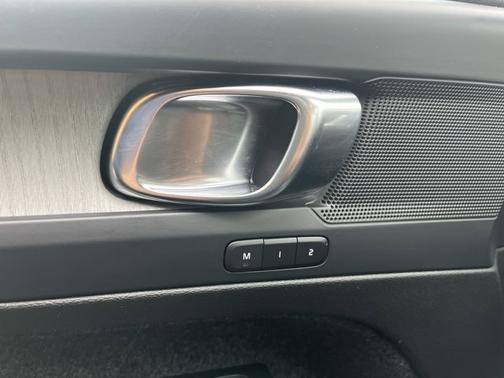 2024 Volvo XC40 CORE DARK THEME