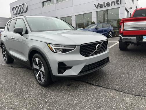 2024 Volvo XC40 CORE DARK THEME