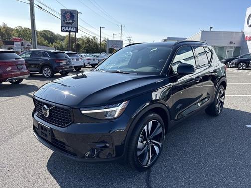 2025 Volvo XC40 Plus Dark Theme