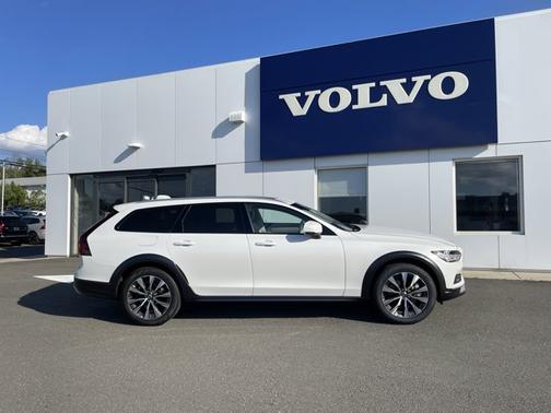 2024 Volvo V90 Cross Country Plus