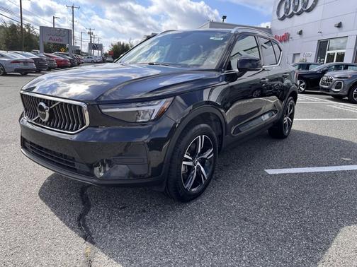 2025 Volvo XC40 Core Bright Theme