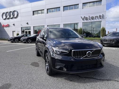2025 Volvo XC40 Core Bright Theme