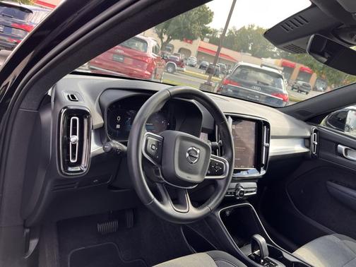 2025 Volvo XC40 Core Bright Theme