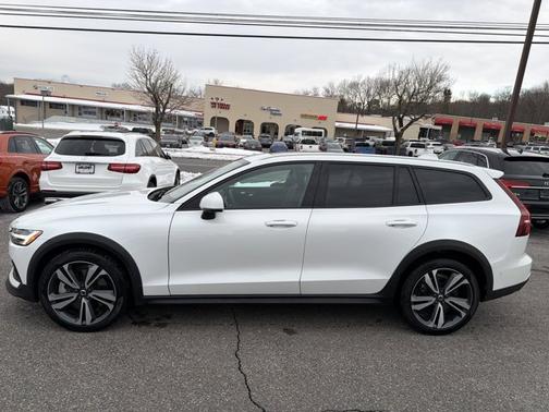 2025 Volvo V60 Cross Country Plus