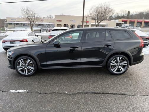 2025 Volvo V60 Cross Country Plus