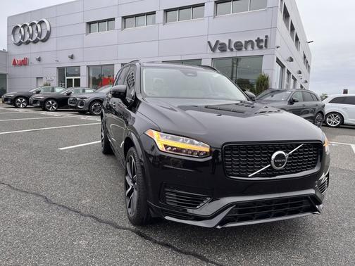 2023 Volvo XC90 Recharge Plug-In Hybrid Ultimate Dark Theme