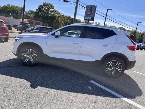2025 Volvo XC40 Core Bright Theme