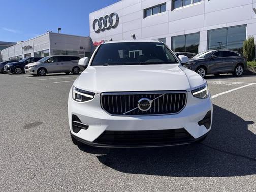 2025 Volvo XC40 Core Bright Theme