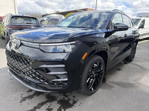 Deep Black Pearl 2026 Volkswagen Tiguan SE R-Line Black