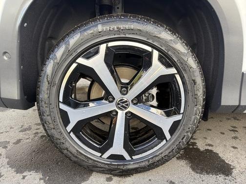 Pure White 2026 Volkswagen Tiguan SE