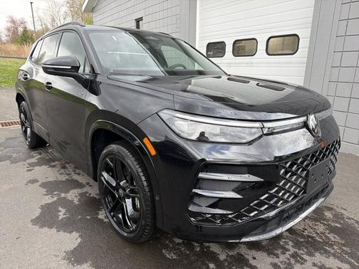 Deep Black Pearl 2026 Volkswagen Tiguan SE R-Line Black