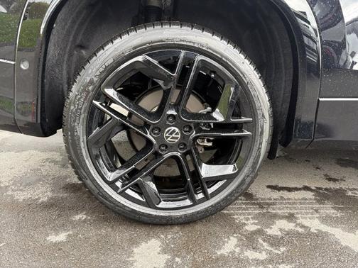 Deep Black Pearl 2026 Volkswagen Tiguan SE R-Line Black