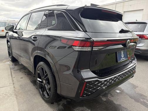 Deep Black Pearl 2026 Volkswagen Tiguan SE R-Line Black
