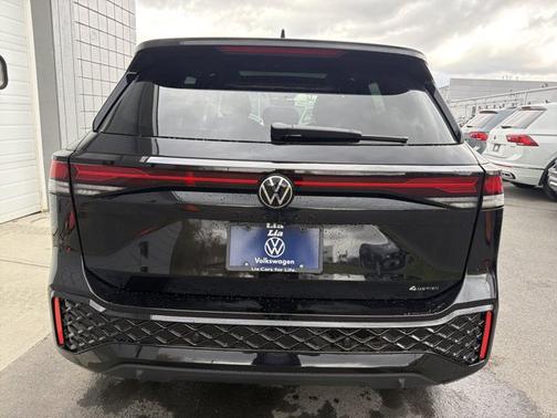 Deep Black Pearl 2026 Volkswagen Tiguan SE R-Line Black