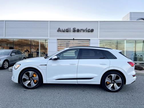2022 Audi e-tron Premium Plus