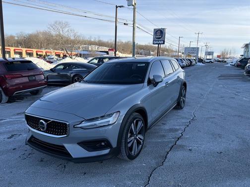 2025 Volvo V60 Cross Country Plus