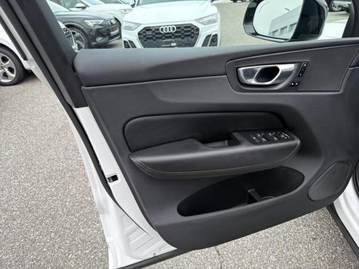 2025 Volvo XC60 Core