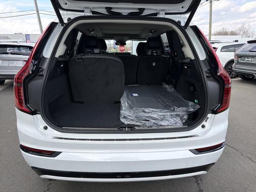 Crystal White Pearl 2026 Volvo XC90 Ultra Dark Theme