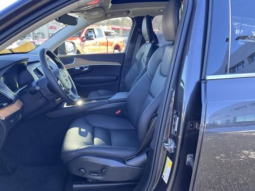 2024 Volvo XC90 Plus Bright Theme