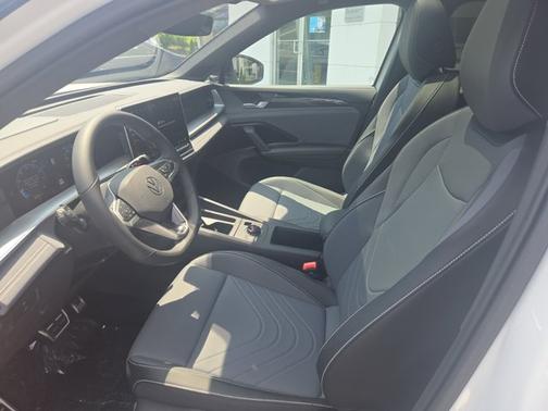 2025 Volkswagen Tiguan SE R-Line Black