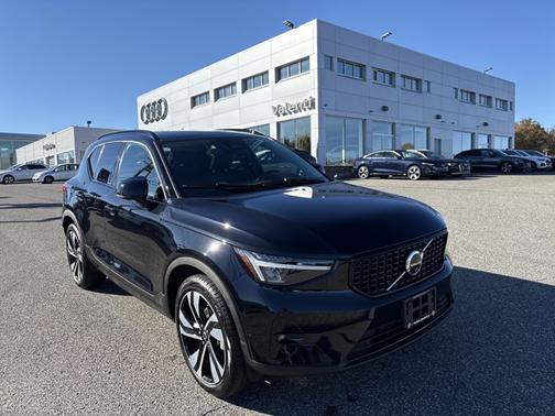 2025 Volvo XC40 Plus Dark Theme