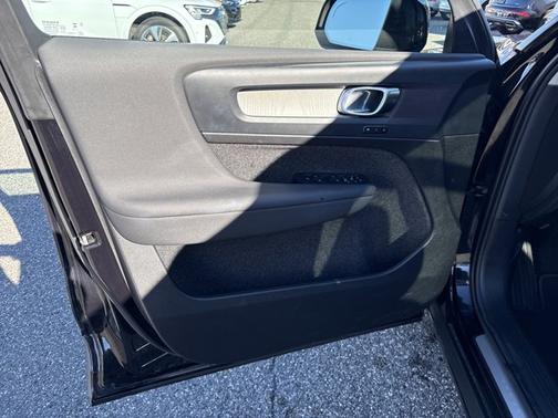 2025 Volvo XC40 Plus Dark Theme