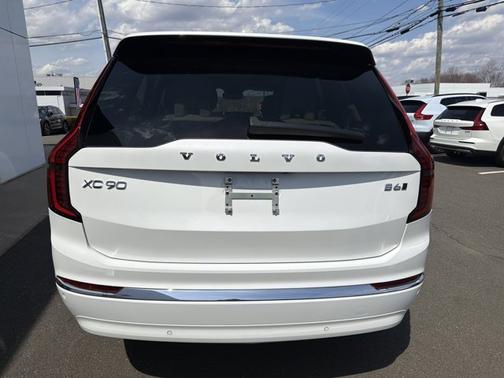 Crystal White Pearl 2026 Volvo XC90 Ultra