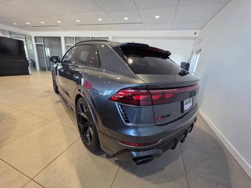 2026 Audi RS Q8 performance