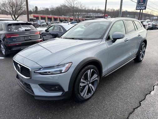 2025 Volvo V60 Cross Country Plus