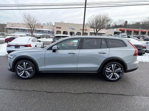 2025 Volvo V60 Cross Country Plus