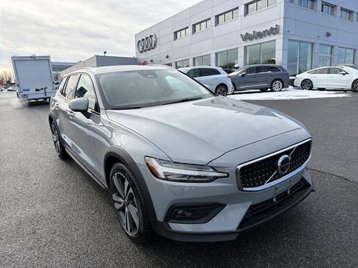 2025 Volvo V60 Cross Country Plus