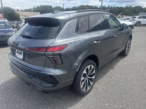 Daytona Gray Pearl Effect 2026 Audi Q3 S line