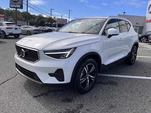 2025 Volvo XC40 Core Bright Theme