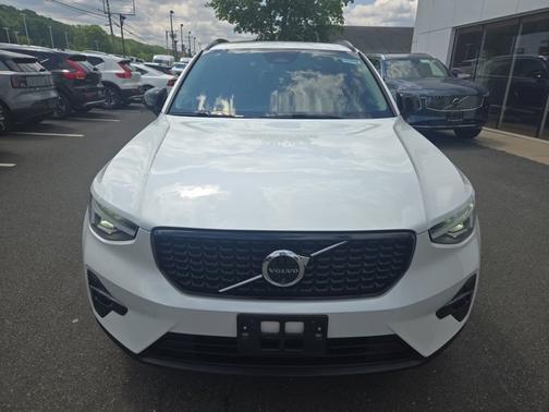 2025 Volvo XC40 Plus Dark Theme