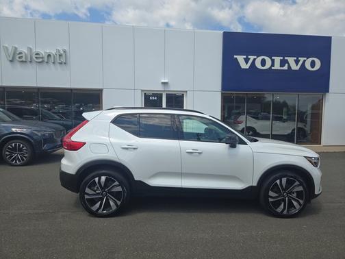 2025 Volvo XC40 Plus Dark Theme