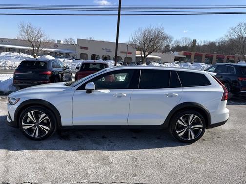 2025 Volvo V60 Cross Country Plus