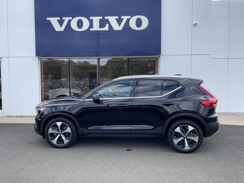 2025 Volvo XC40 Plus Bright Theme