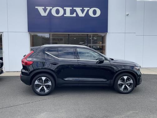 2025 Volvo XC40 Plus Bright Theme