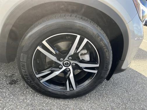 2025 Volvo XC40 Core Bright Theme
