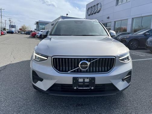 2025 Volvo XC40 Core Bright Theme