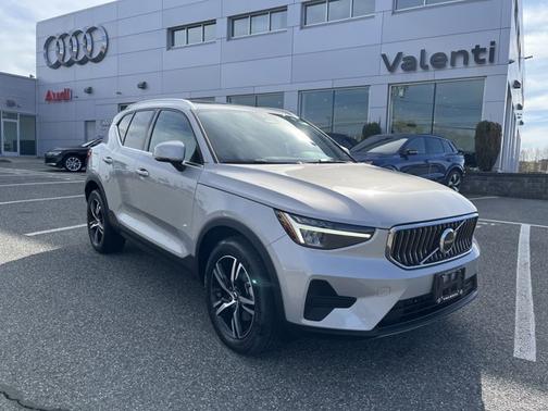 2025 Volvo XC40 Core Bright Theme