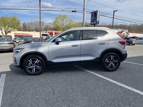 2025 Volvo XC40 Core Bright Theme
