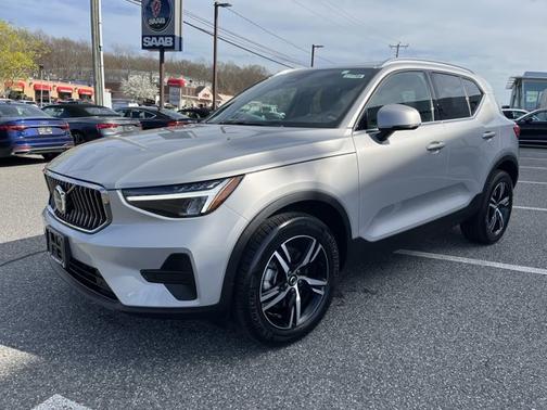 2025 Volvo XC40 Core Bright Theme