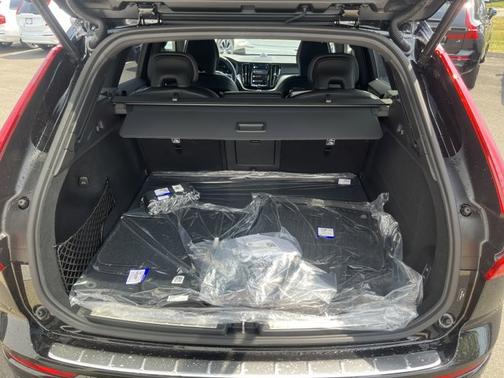 2024 Volvo XC60 Recharge Plug-In Hybrid Ultimate Black Edition