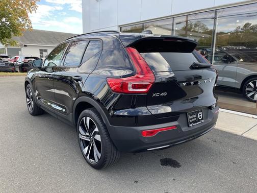 2025 Volvo XC40 Plus Dark Theme