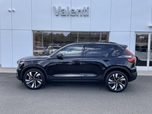 2025 Volvo XC40 Plus Dark Theme