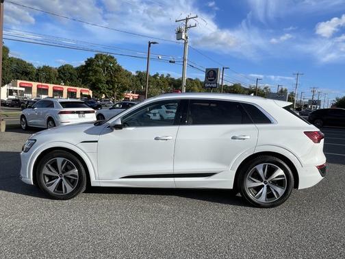 Glacier White Metallic 2024 Audi Q8 e-tron Premium Plus