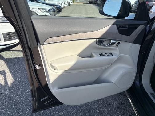 2024 Volvo XC90 Recharge Plug-In Hybrid Plus Bright Theme
