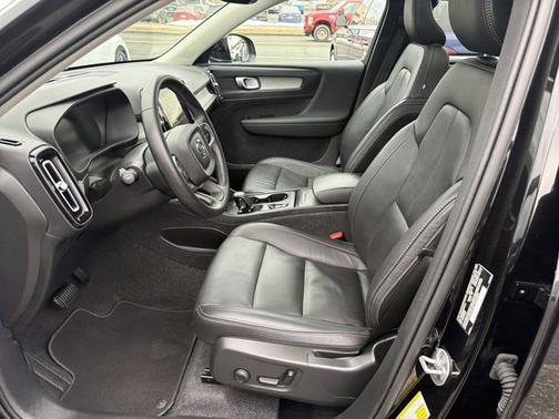 2025 Volvo XC40 Core Bright Theme