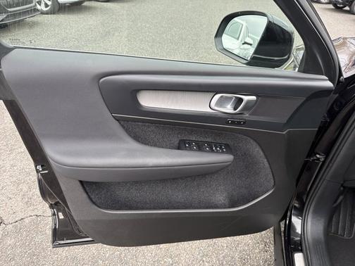 2025 Volvo XC40 Core Bright Theme